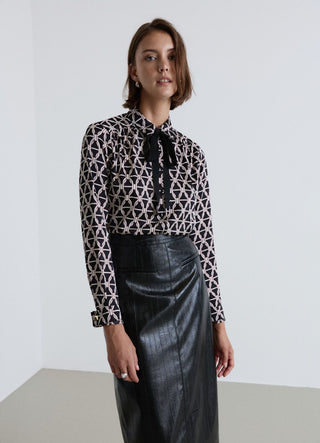 Camicia con fiocco e stampa geometrica in simil satin