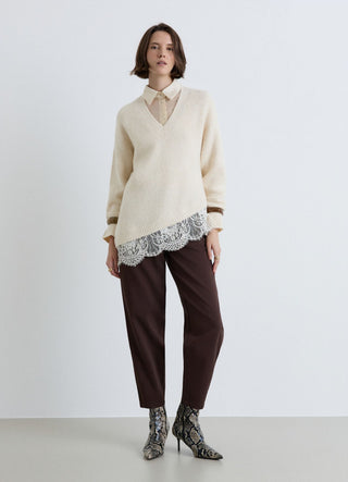 Pull doux à col en V avec dentelle à la base
