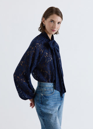 Blusa in pizzo con fiocco al collo