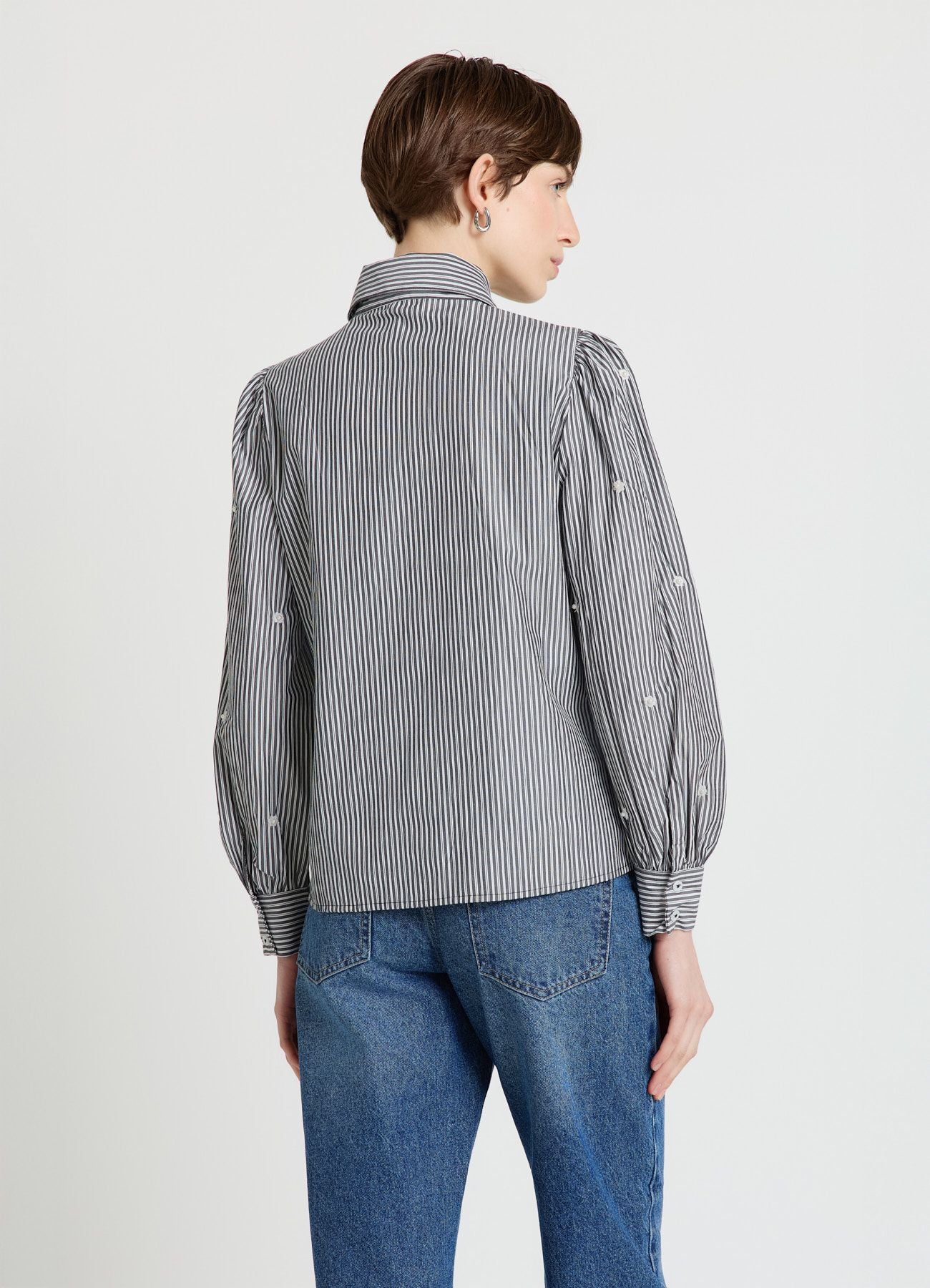 Camicia a righe con ricami e perle – Calliope