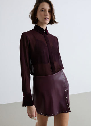 Camicia con abbottonatura nascosta e bottone gioiello