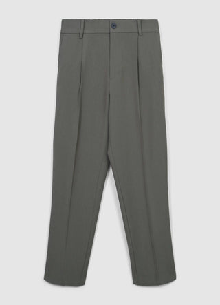 Trousers with pleats
