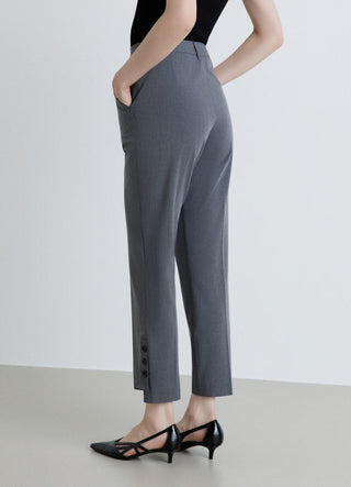Pantaloni sigaretta con bottoni al fondo