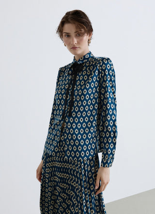Camicia con cravattino e stampa geometrica in simil satin