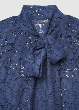 Blusa in pizzo con fiocco al collo