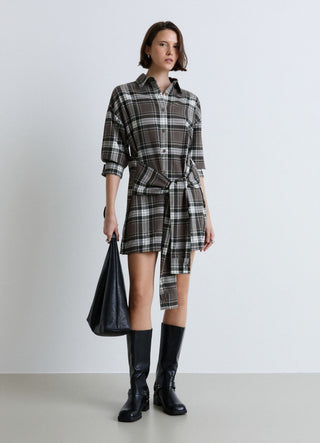 Robe courte à carreaux avec ceinture