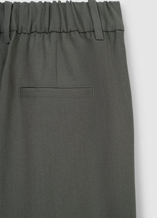 Trousers with pleats