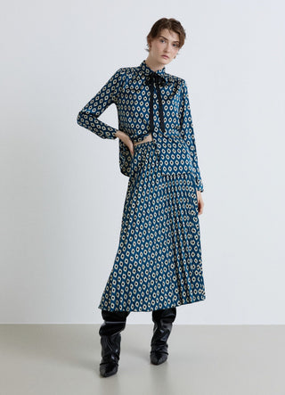 Camicia con cravattino e stampa geometrica in simil satin