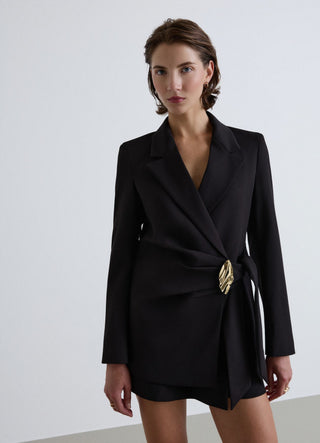 Jacke mit Taillengürtel und Brosche