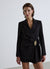 Jacke mit Taillengürtel und Brosche
