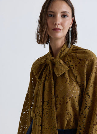 Camicia in pizzo con fiocco al collo