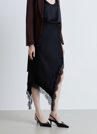 Asymmetrischer Rock aus Satin-Imitat mit Spitzendetails