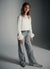 T-shirt corta con scritta di strass e polsini piumati