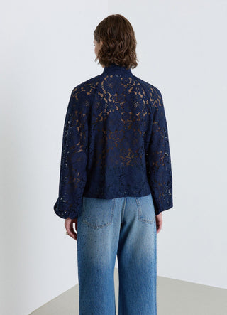 Blusa in pizzo con fiocco al collo
