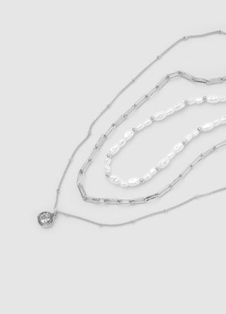 Multilayer necklace with pearls and pendant