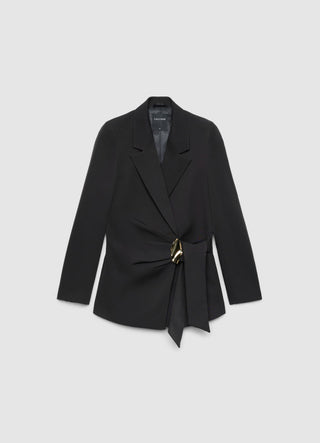 Jacke mit Taillengürtel und Brosche