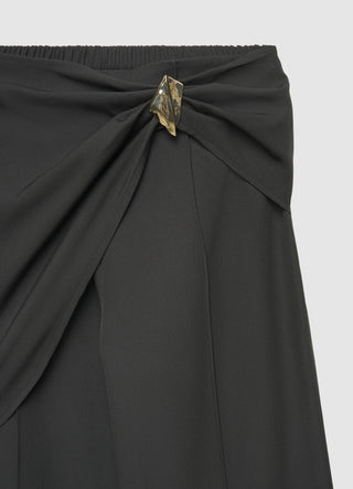 Pantaloni harem con drappeggio e spilla