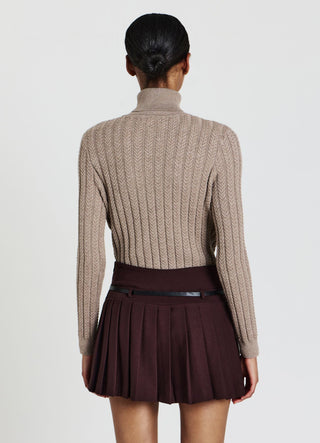 Rollkragenpullover mit Zopfmuster