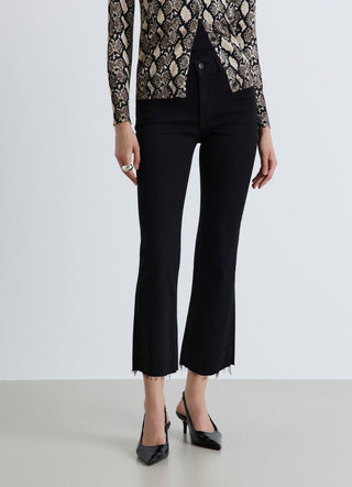 Jeans crop flare con fondo sfrangiato
