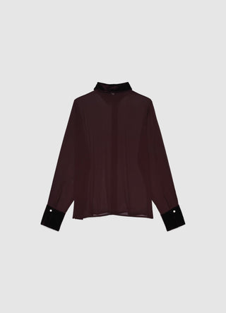 Camicia con abbottonatura nascosta e bottone gioiello