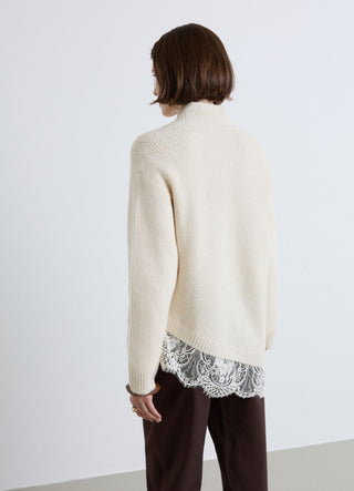 Pull doux à col en V avec dentelle à la base