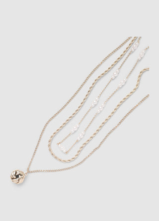 Multilayer necklace with pearls and pendant