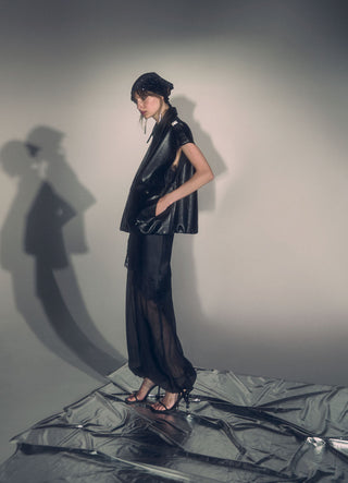 Set Noir Vanguard a 4 Pezzi: Abito Satin, Gilet in Similpelle, Pantaloni Trasparenti e Bandana con Strass