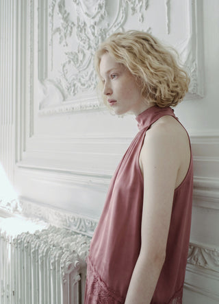 Completo Eleganza in Seta Rosa Antico – Top Halterneck con Pizzo e Pantaloni Fluida Coordinati