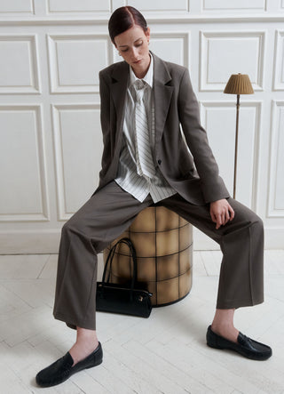 Total Look Garçonne: Giacca e Pantalone Rilassati, Camicia con Cravatta Abbinata e Mocassini in Pelle