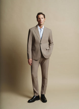 Total Look Sartoriale Uomo Beige Sabbia: Giacca, Pantalone e Camicia Azzurra