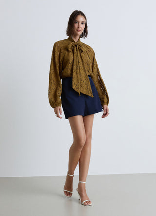 Camicia in pizzo con fiocco al collo