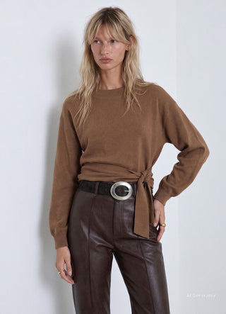 Pull à ceinture à la taille