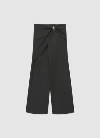 Pantaloni wide leg con drappeggio e spilla