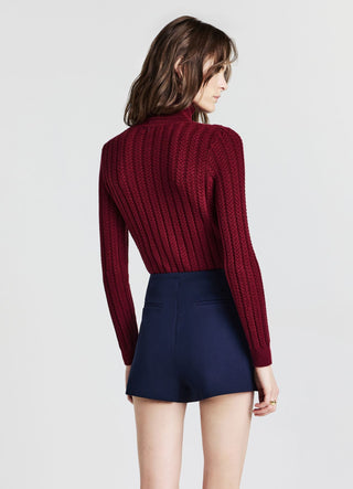 Pull à col roulé et tresses