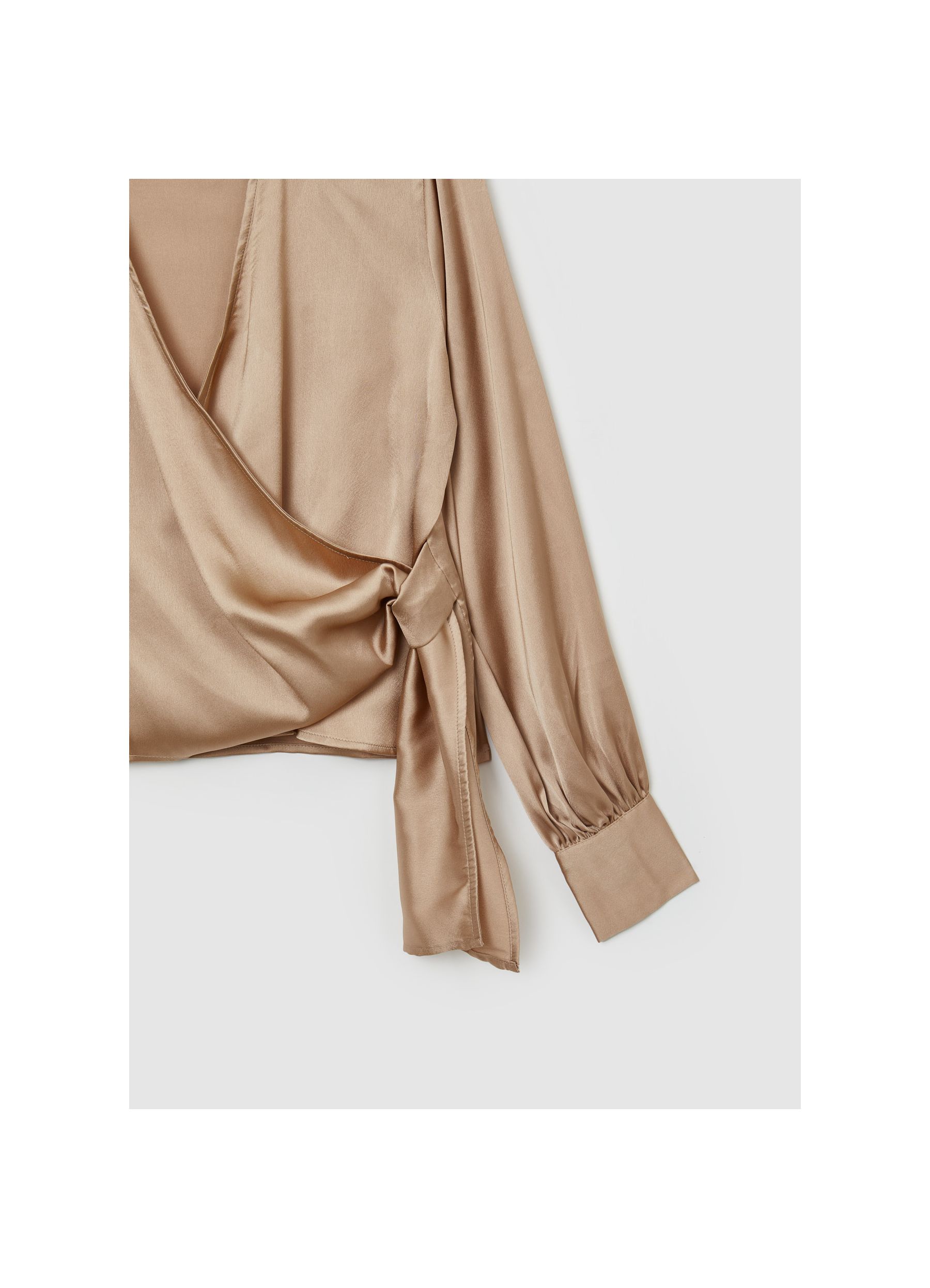 YILON Drape tie blouseベロアベージュ ブラウス トップス Cross-over blouse with sash middle sand | Calliope