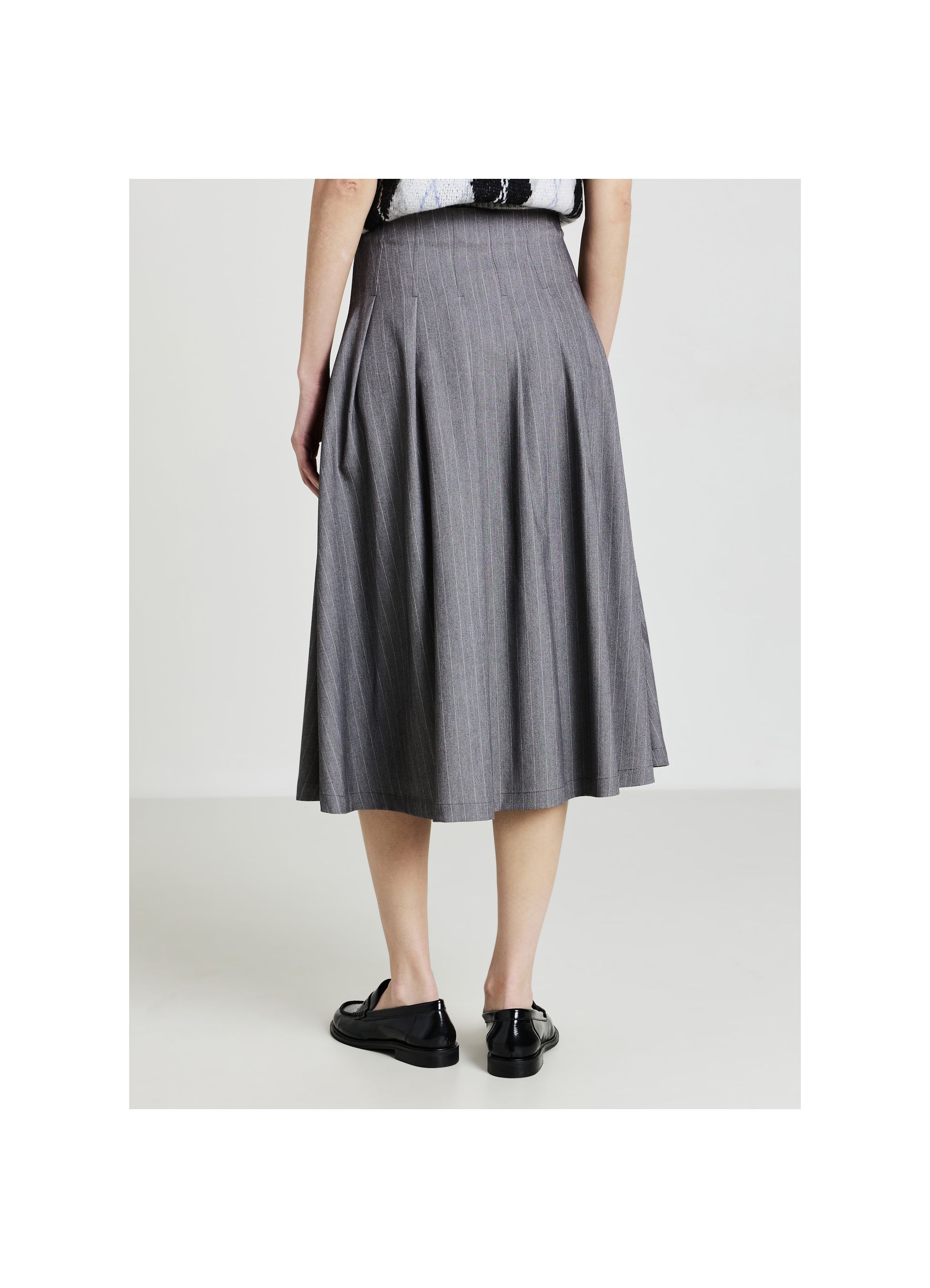 Pinstriped pleated midi skirt var grey | Calliope