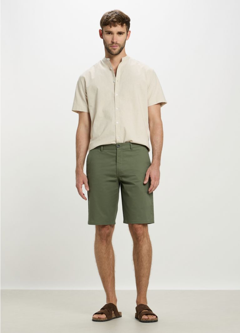 Stretch cotton chino-style bermuda shorts verde militare medio - Main Image