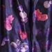 Kvetované saténové šaty Var tmavá fuksiova